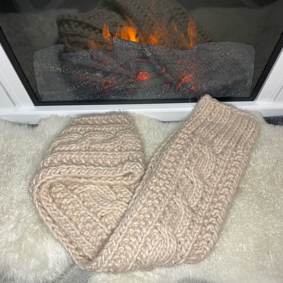 NWOT A&F Large Cable Knit Scarf - Picture 2 of 4